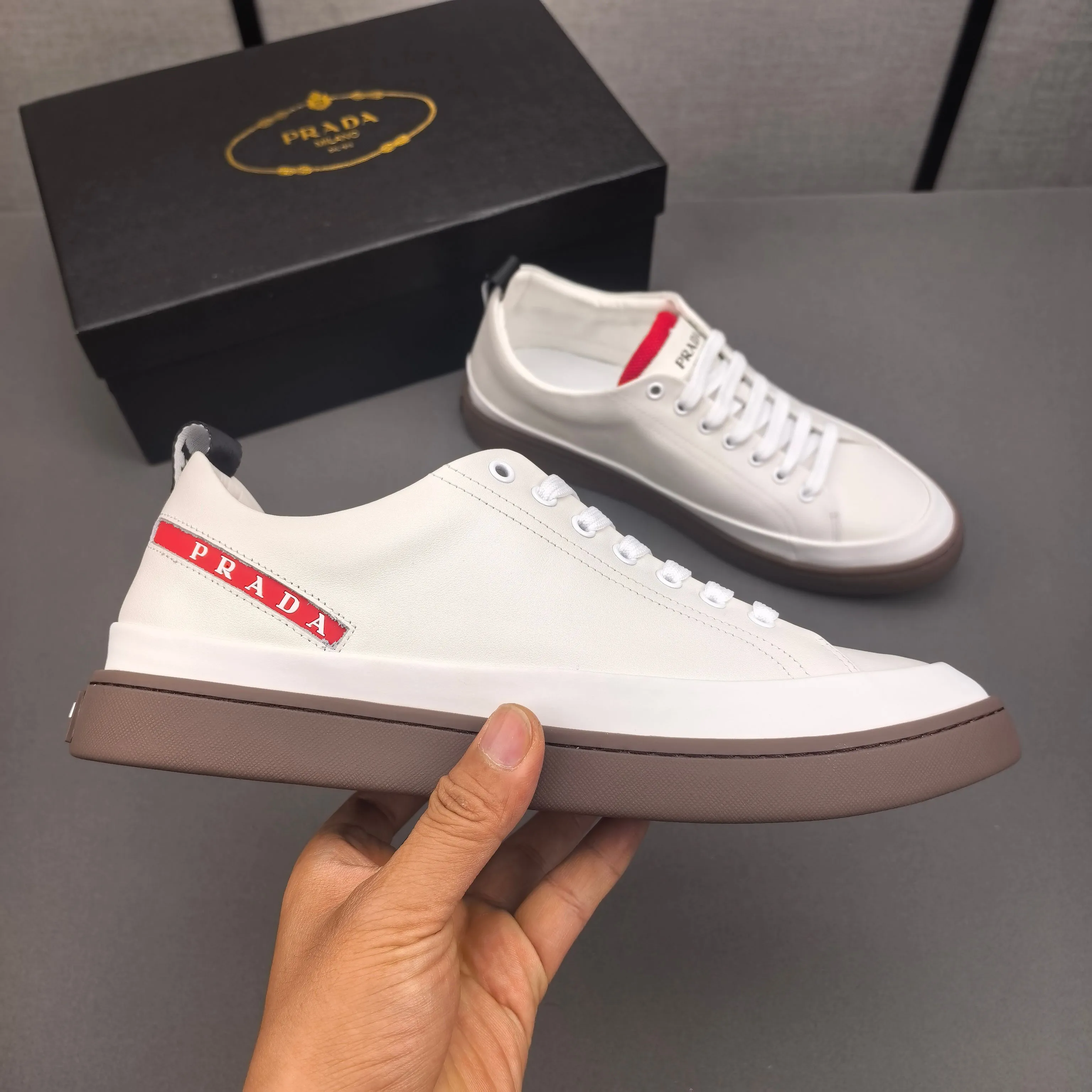 PP400👟👟👟Prada set off the audience! Prada, an international brand that is constantly innovating, this men's casual shoe, the original version, made of cowhide leather at a ratio of one to one at the store, with leather feet and rubber non-slip outsole, breathable and comfortable, quality speaks for itself👄38-44